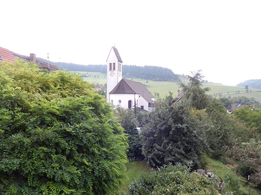 Der Blick vom Balkon zur Kirche und ins Tal
