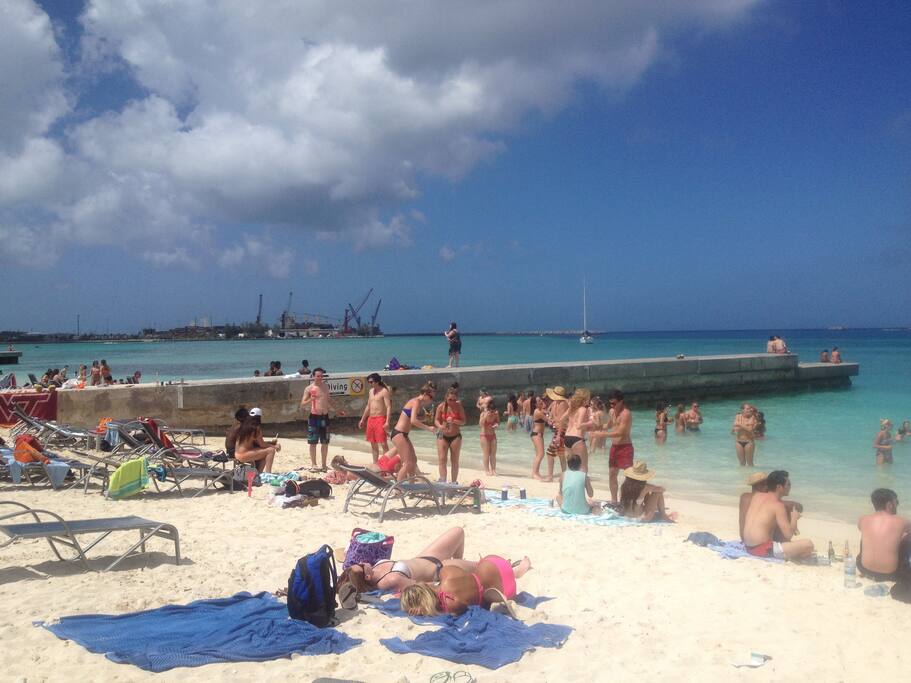 junkanoo beach 2 minute walk