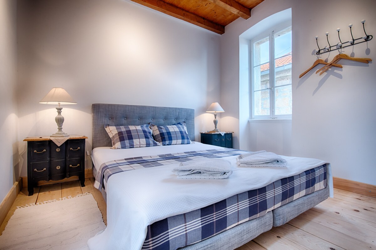 Საძინებელი ორადგილიანი საწოლით მე-3 სართულზე