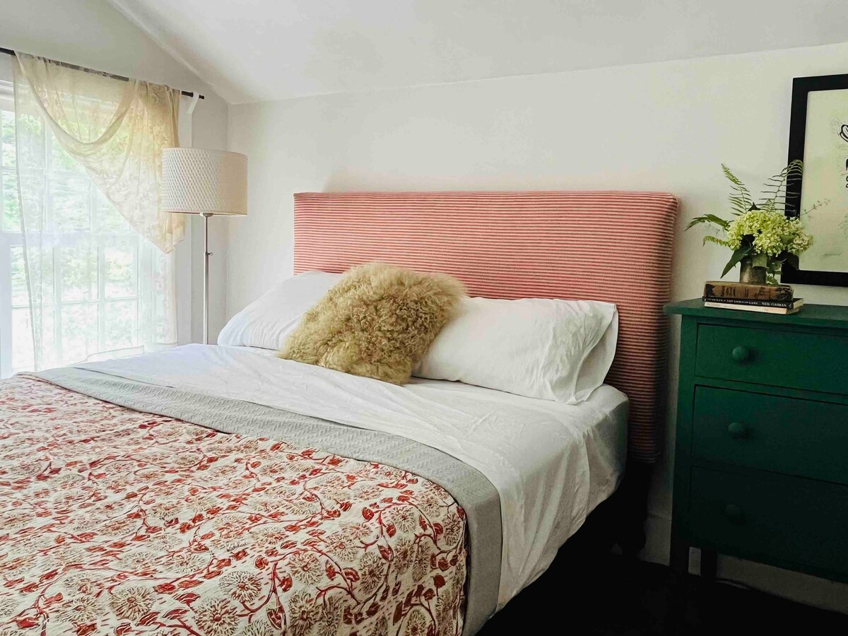 Segundo dormitorio con cama de tamaño completo.