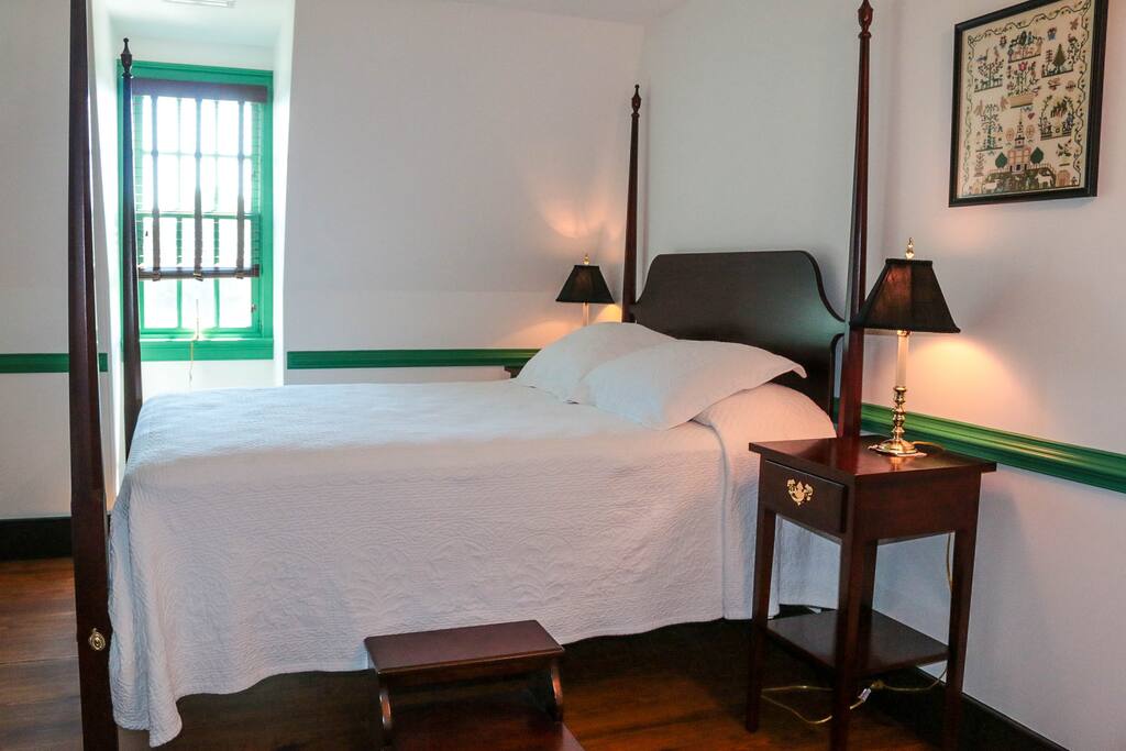 Queen size poster bed