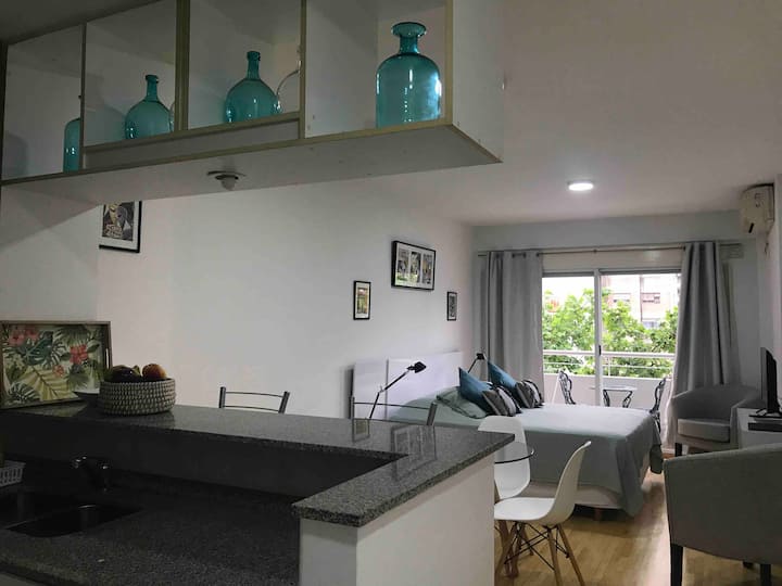 Monoambiente con balcón en Balvanera