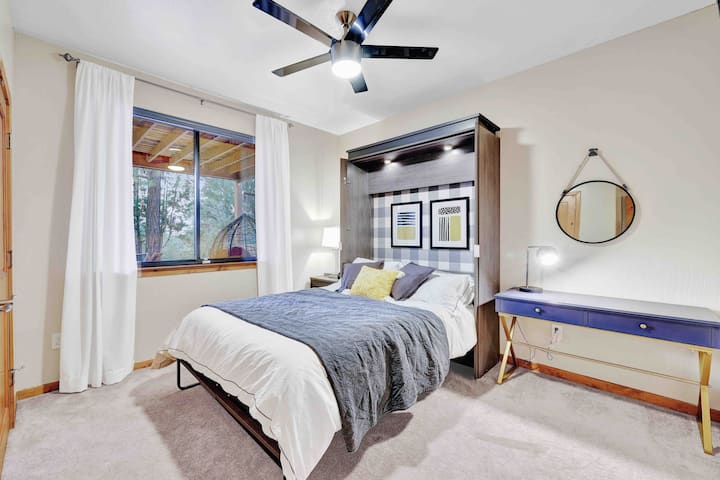 Многофункционално двойно легло Queen, може да се сгъне, за да се увеличи максимално пространството. Включва също работна станция за оптимизиране на престоя на гостите ни и 55 - инчов смарт телевизор.