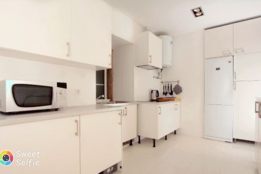 Fully equipped kitchen, with Microwave, Nespresso Machine, Teapot, Toaster