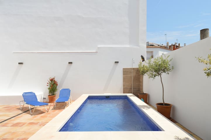 Única casa con piscina en la playa de Calella gallery image 5