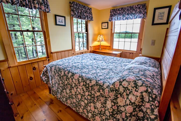 二楼卧室配有宽敞的天窗