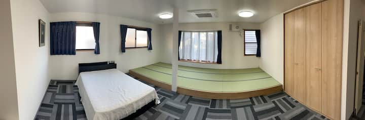 ห้อง寝室　ダブルベッドと畳
นั่งเล่นพร้อมเตียงคู่และเสื่อทาทามิ