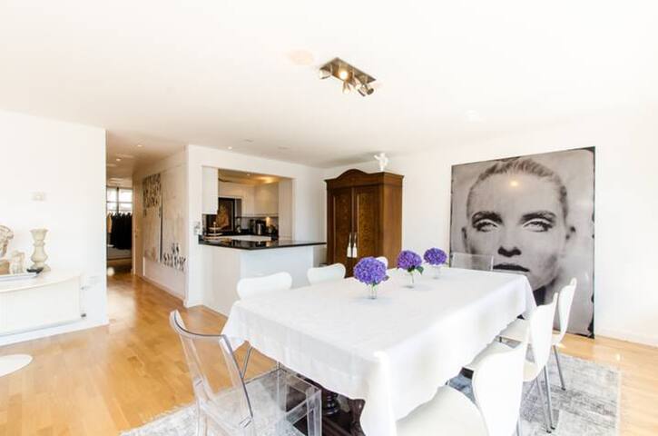 Luxury, 1100 sq ft loft-style flat central London gallery image 5