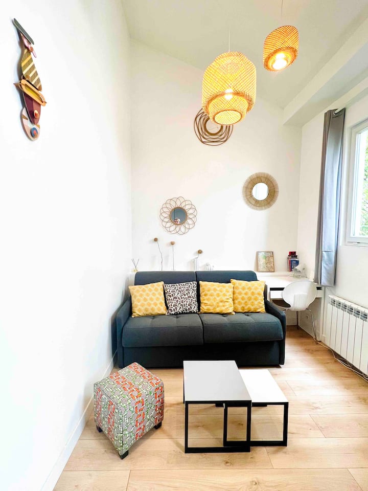 Dhoma e ndenjjes me pamje nga një oborr i qetë privat, krevat divan me cilësi të lartë, shumë i rehatshëm.