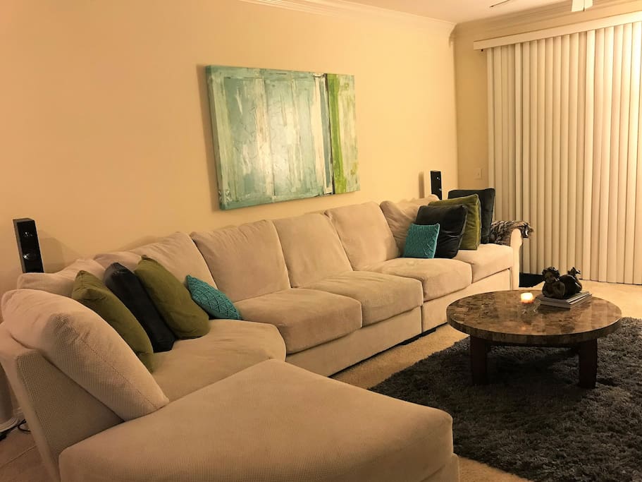Sala amplia con TV