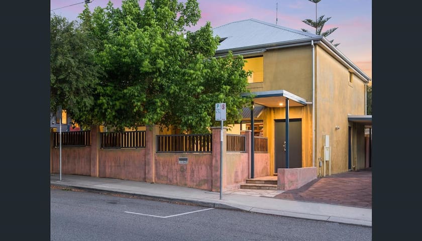 Alma Hill – Luxury whole house, central Fremantle