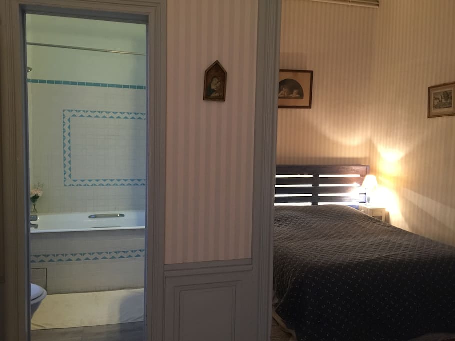 chambre avec un grand lit et salle de bain privé