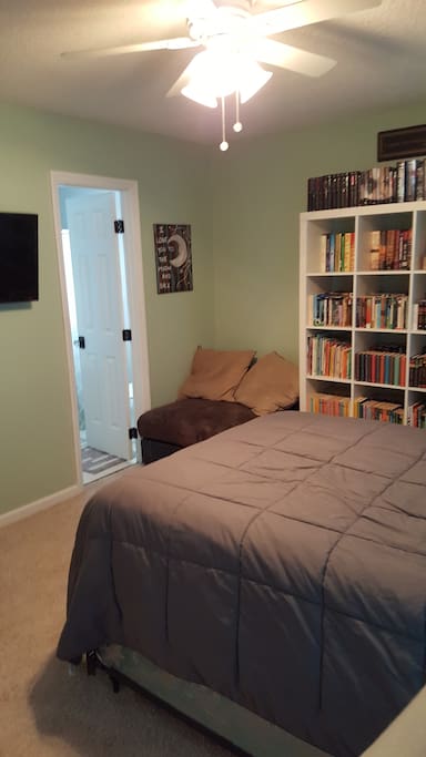 Guest bedroom w/ bath