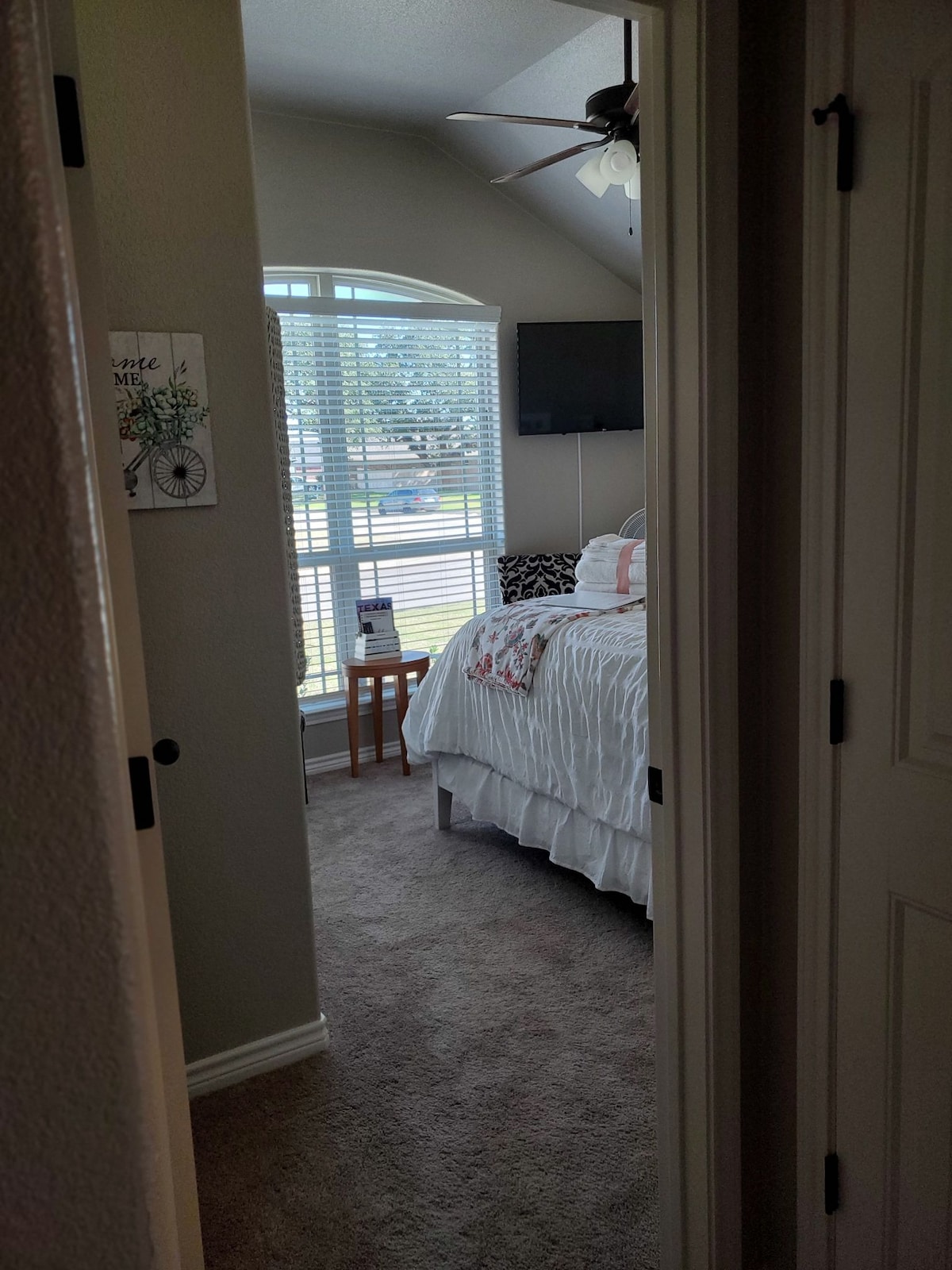 تحتوي غرفة الضيوف لدينا على نافذتين كبيرتين تطلان على فناءنا الأمامي. 