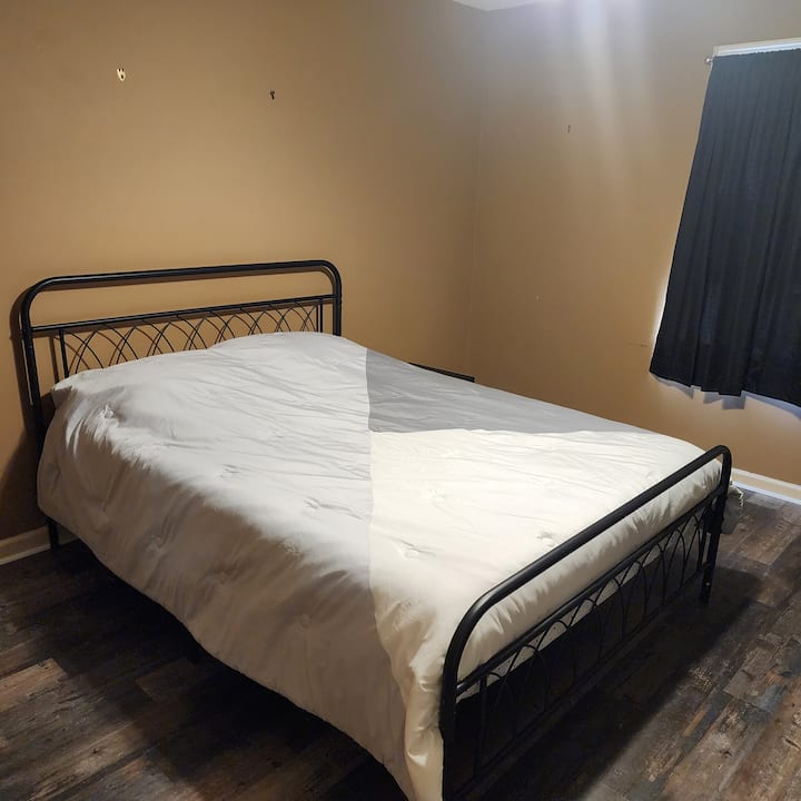 Брачен кревет (широк 150-179 см) на горниот кат, заедничка бања