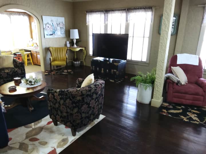 Charming 1800s Farm House - Mount Vernon, OH