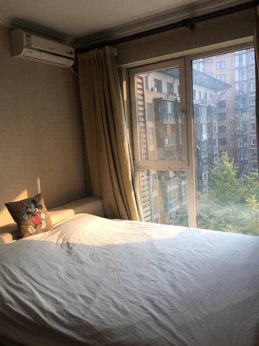 朝南独立客房,超大落地玻璃,花园景观,2米x1.8米大床