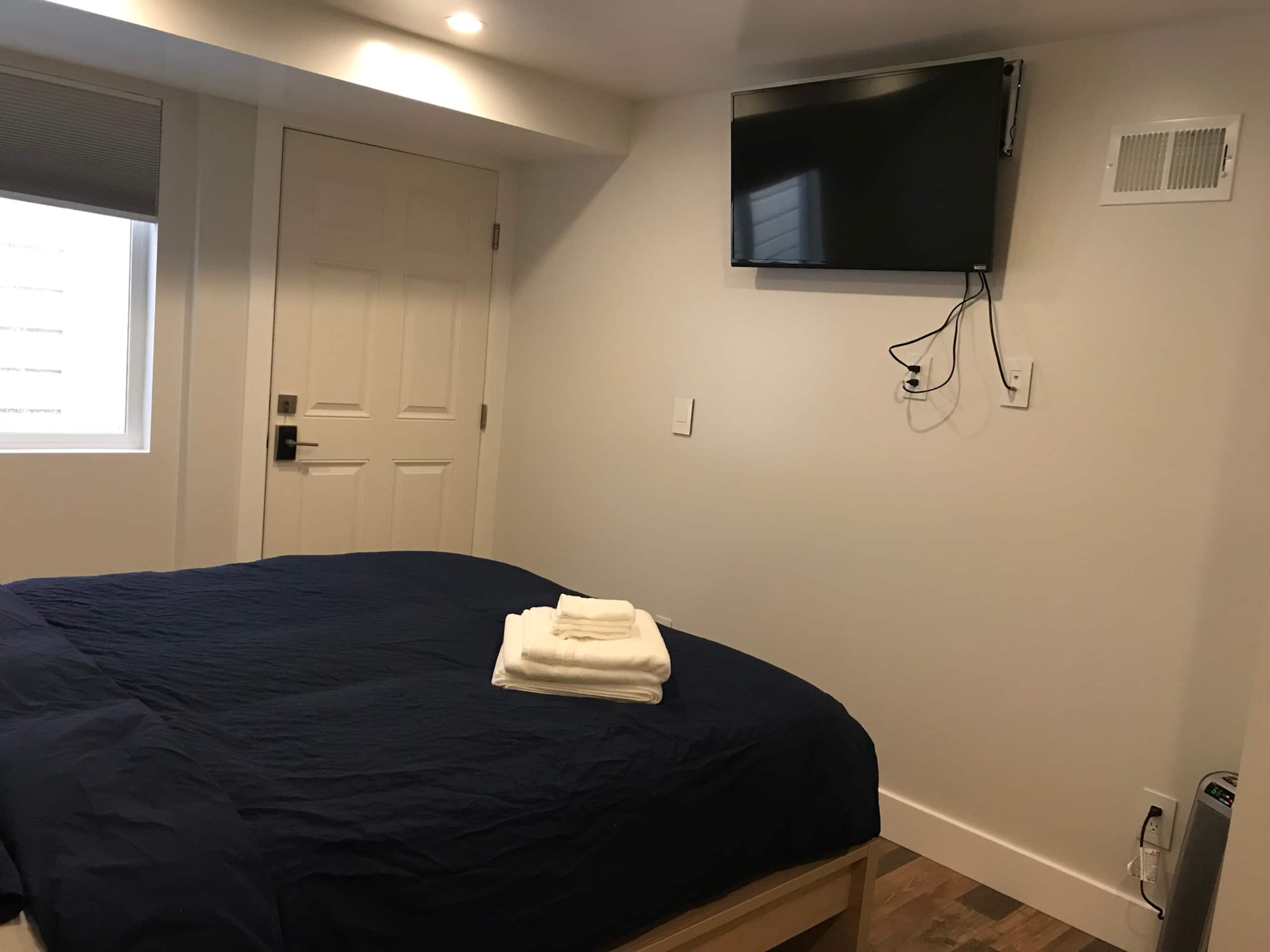 3BR 2BA no kitchen, $25/day parking option (<16ft) - Image 11