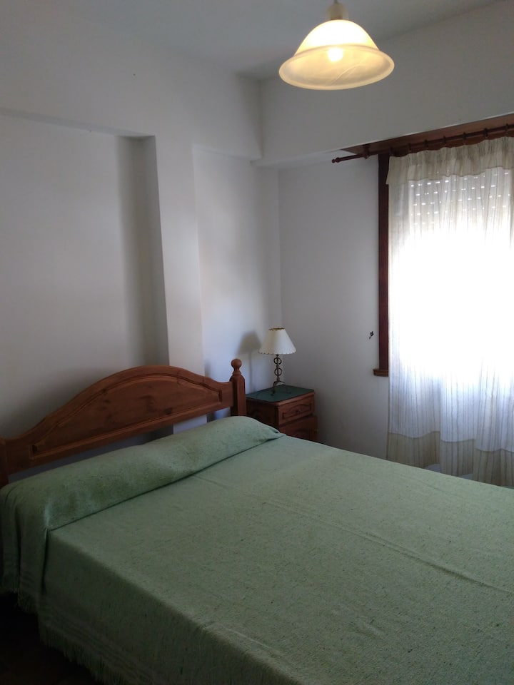 غرفة مزدوجة،  مع طاولتي نوم ومصابيح