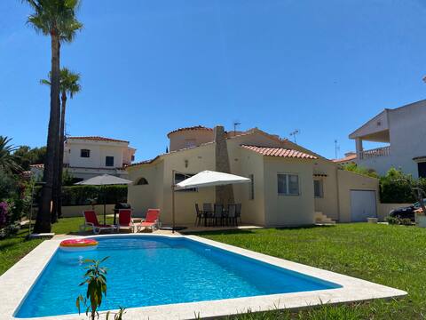 Villa with Pool, Air conditioning, and WiFi close to Beach