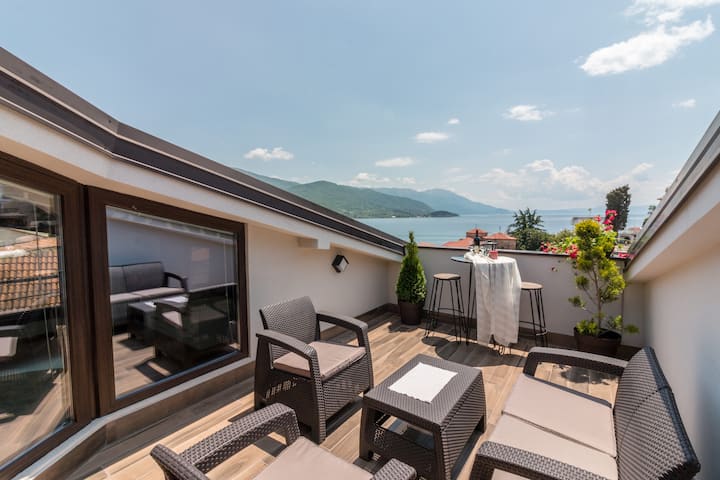 Penthouse with Lake View in Old Town