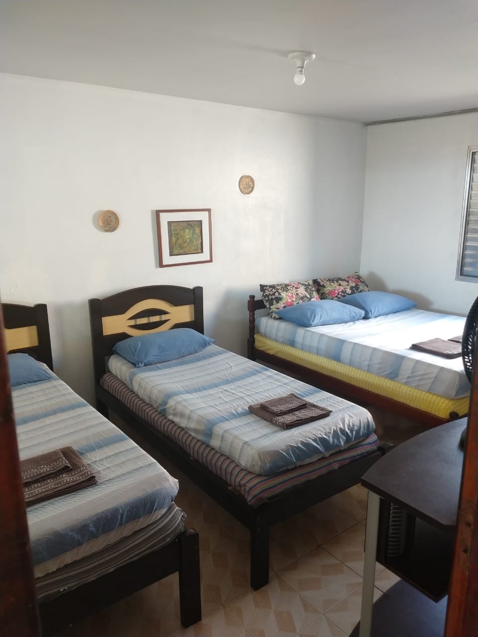 Spálňa 2: s 1 manželskou posteľou a 2 samostatnými lôžkami