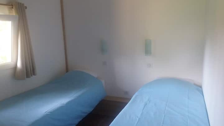 2号卧室配有2张单人床