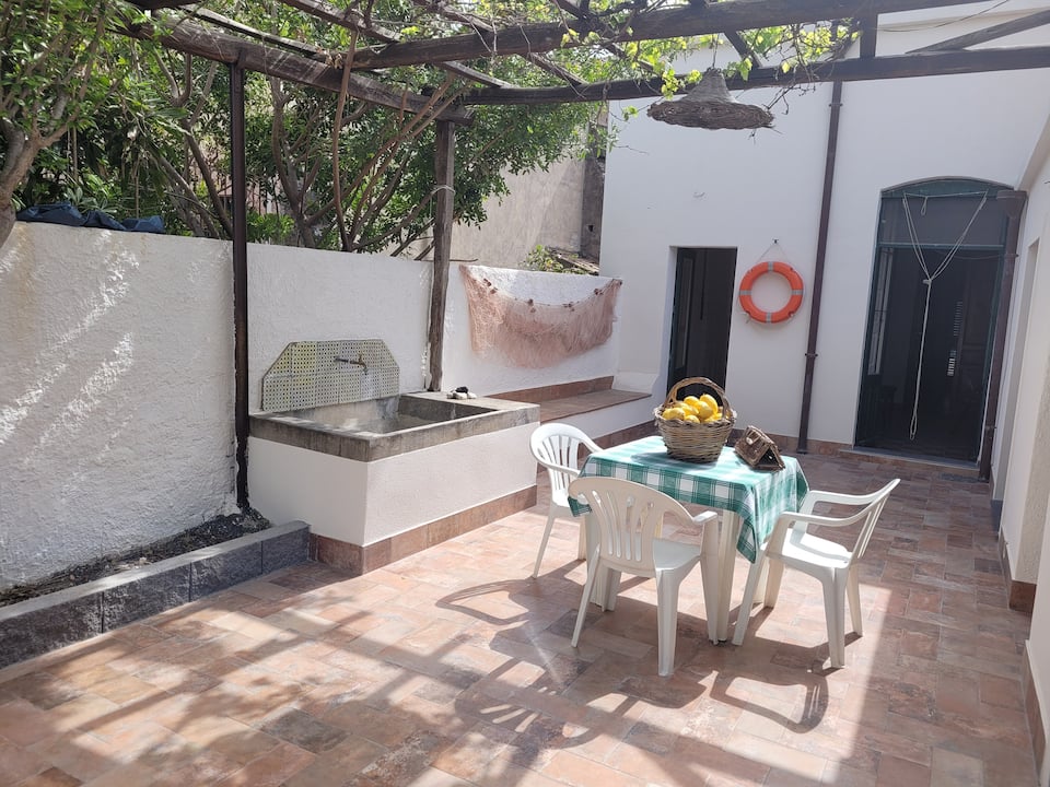 Typical house in a Sicilian village — photo 1