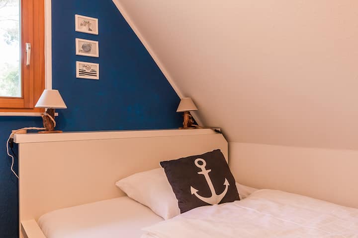 Plava spavaća soba na katu s bračnim krevetom 1,60 x 2,00 m