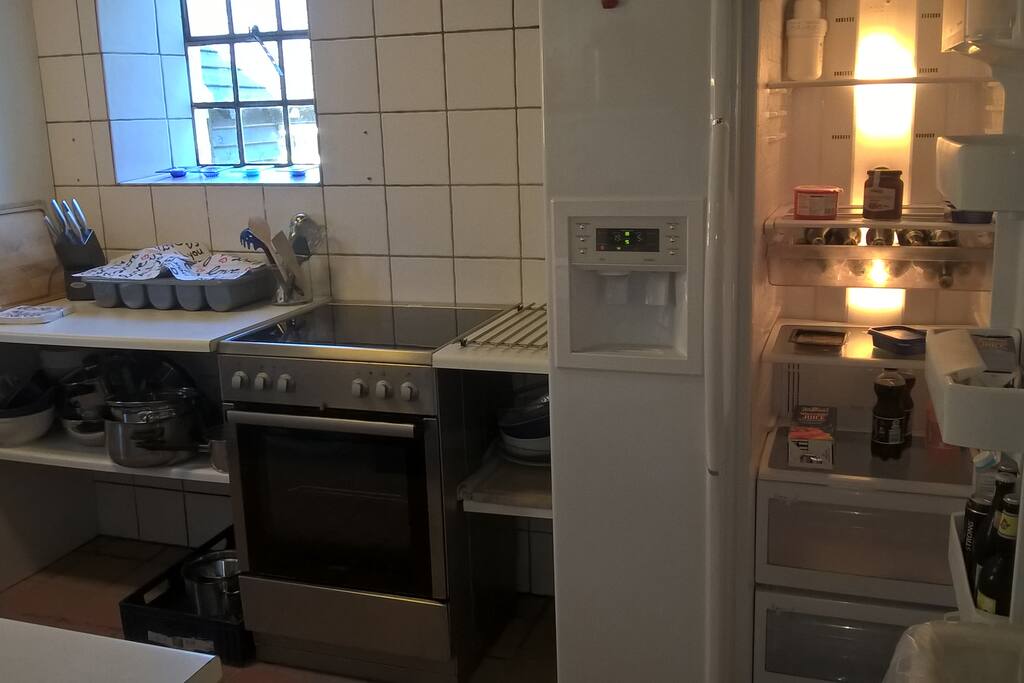 Rundstykker i fryser og morgenmad i køleskab.