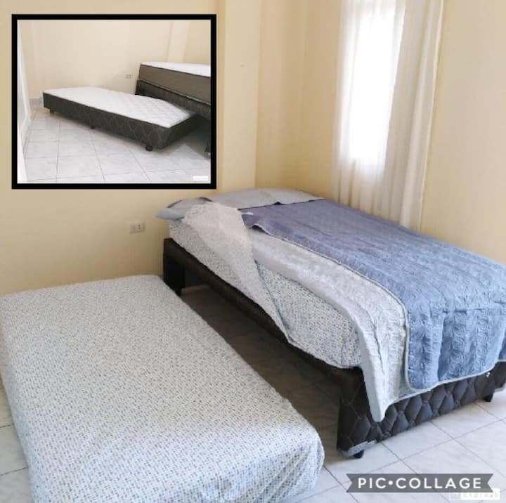 Cama diva, son 2 camas:
1 cama de plaza y media y la 2da cama es de 1 plaza 