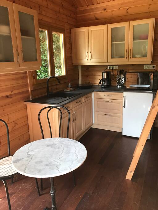 Petit coin repas ..frigidaire, micro onde, cafetière, plaque électrique, et vaisselle