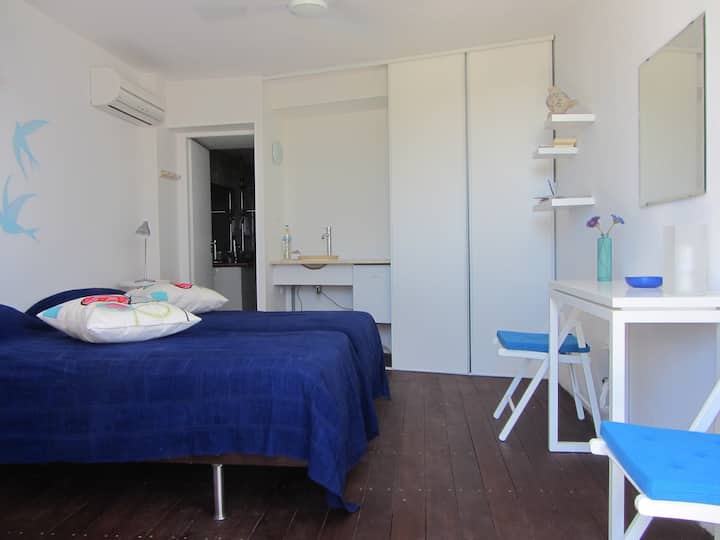 Een heldere grote kamer