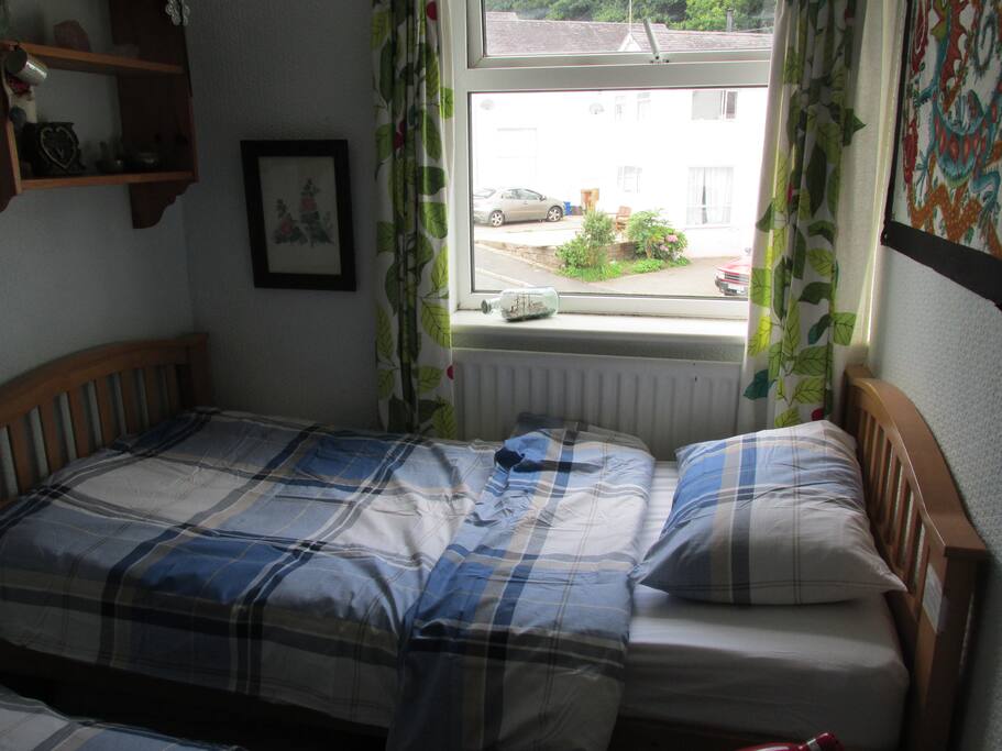 Snug as a bug in the quiet and colourful single room.