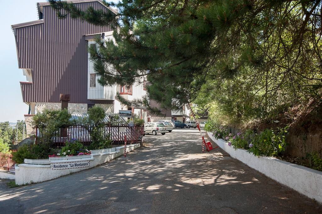 Ingresso al residence - sbarra e parcheggio privato.