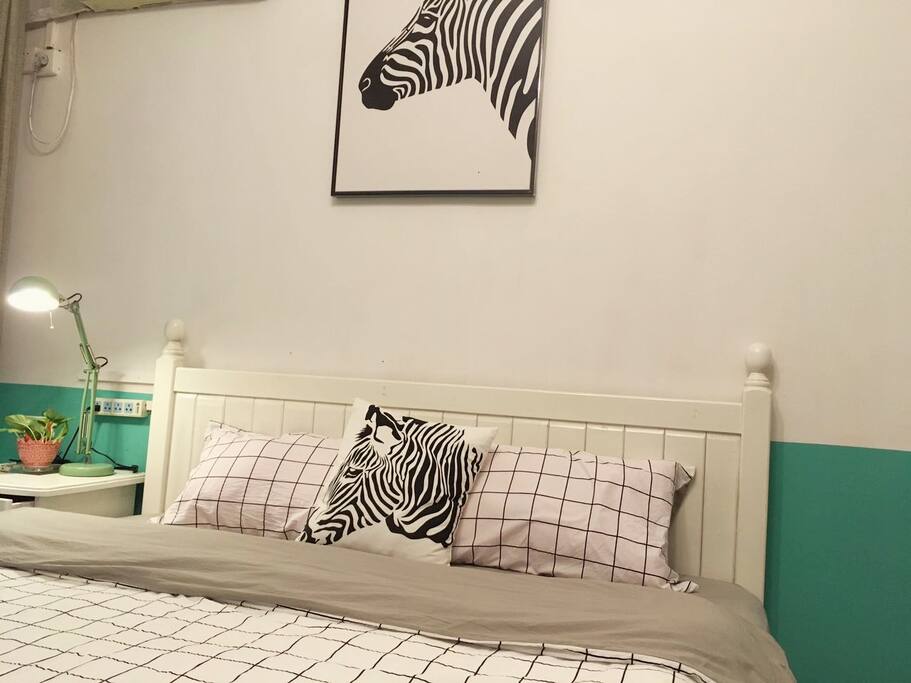 This room called Vintage. 这是一间复古风格的房间,记忆中的奶奶家,就是白色的墙,绿色的墙围,奶奶在夜晚摇晃的灯光下唠叨着家里的琐事,爷爷眯着眼睛,在躺椅上时不时的应答。温暖的灯光下,承载着最温馨的回忆。所以我们想将这份记忆深处最有爱和家的部分分享给你们。