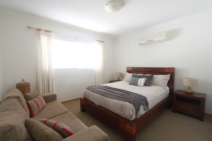 Hlavná spálňa na prízemí s klimatizáciou s reverzným cyklom