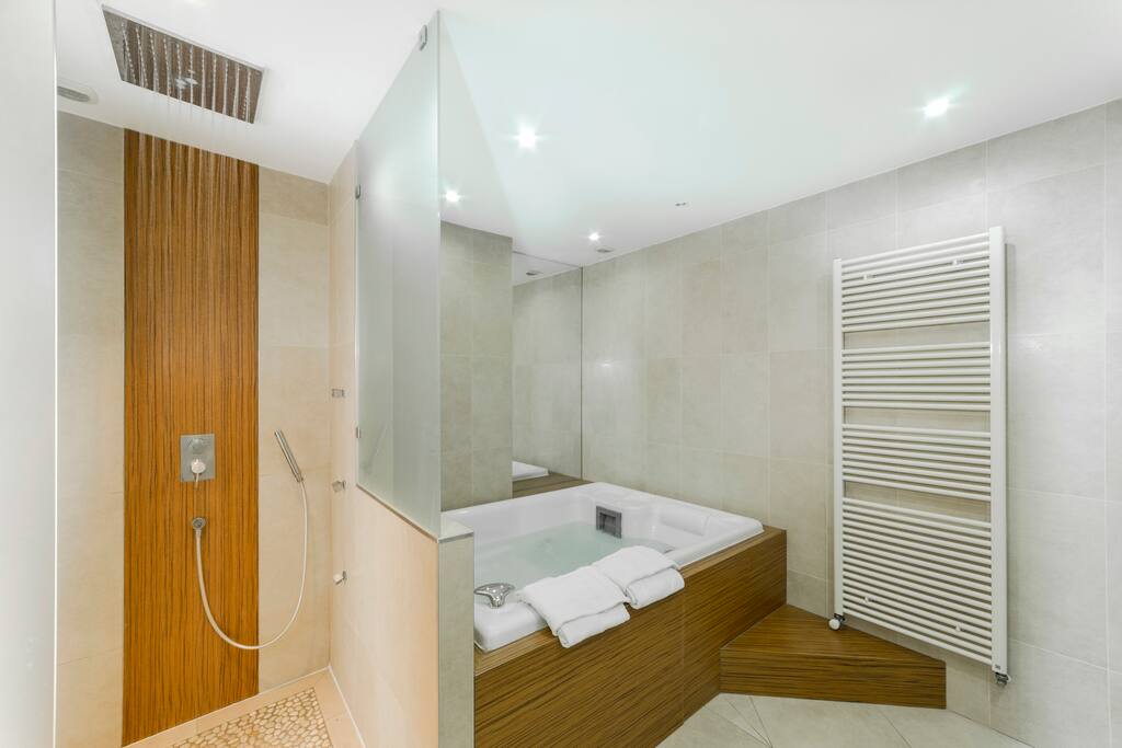 Vrai SPA avec chromothérapie. Douche à l'italienne effet pluie - 8 diodes bleux