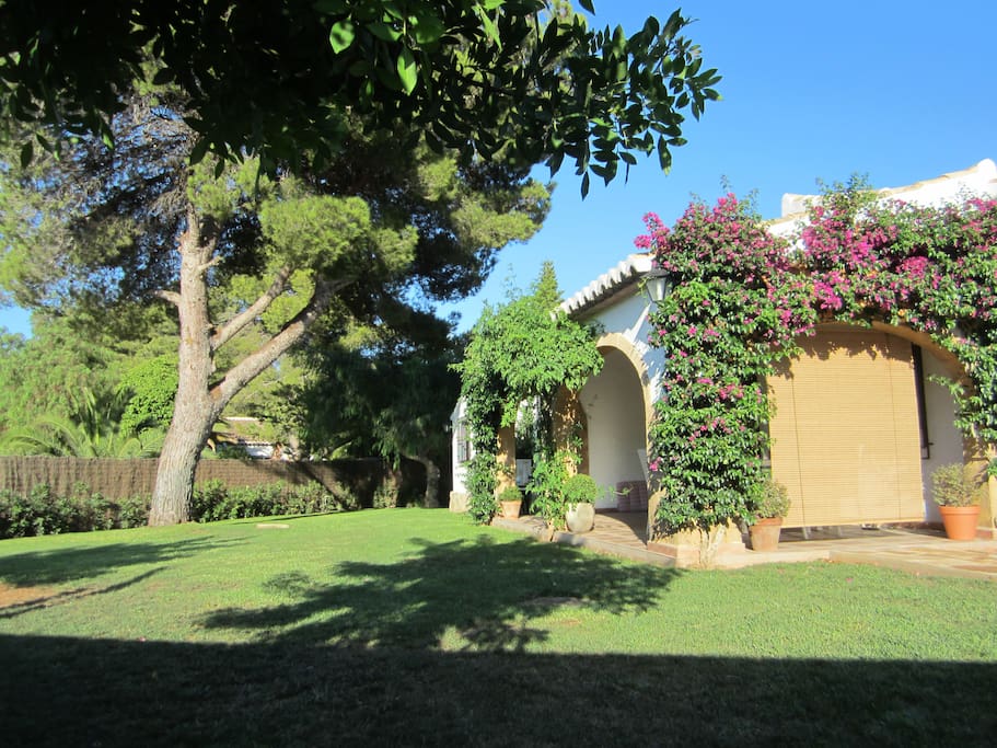 Vista de la villa desde el jardín