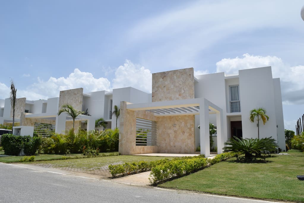 Fachada de la Villa 1436-B, Bahia Village.