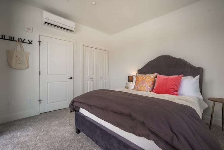 חדר ראשי עם ארון