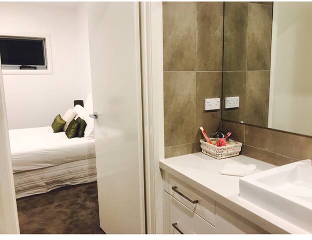 Bayside /New townhouse in Chelsea