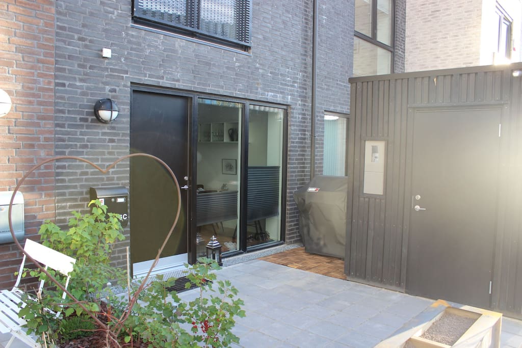 The entrance to our cozy and modern town house - viewing the grill area and some tasty berries