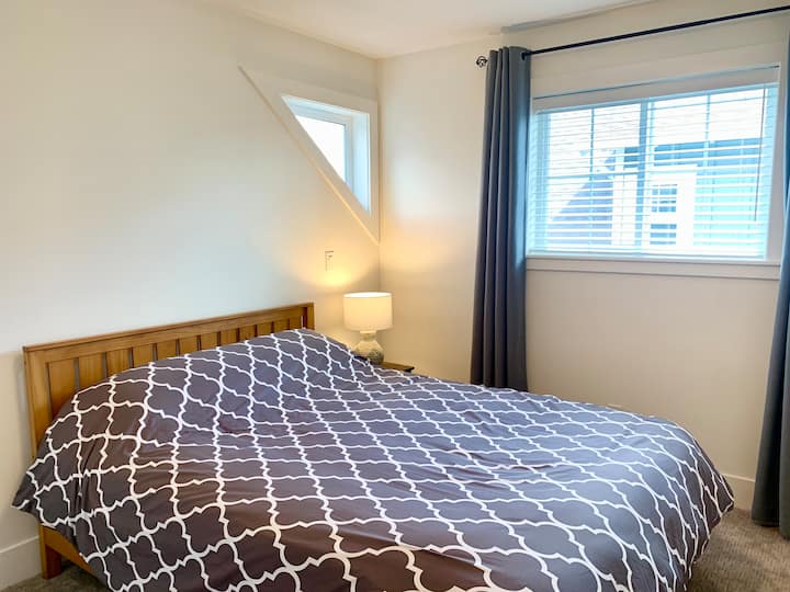 ห้องนอนเตียงควีนไซส์ชั้นบน #1