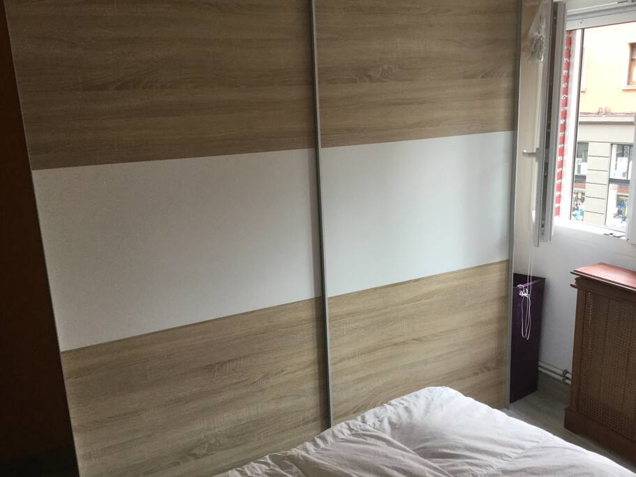 Armario con puerta corredera y cajonera nuevo