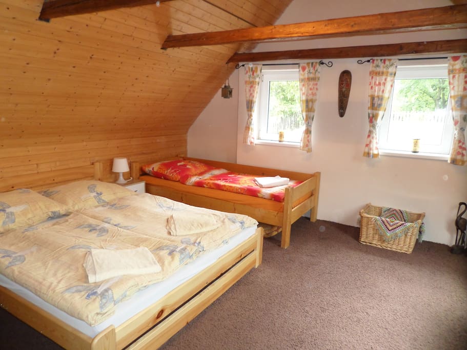 Pokoj pro hosty - dvoulůžko, jednolůžku a postýlka (možnost přidat matraci na zem)