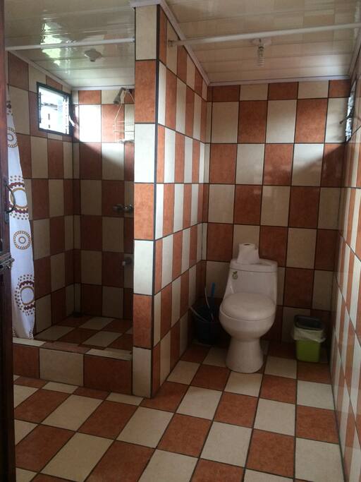 Vista interna del cuarto de baño con agua caliente y lavado incorporado