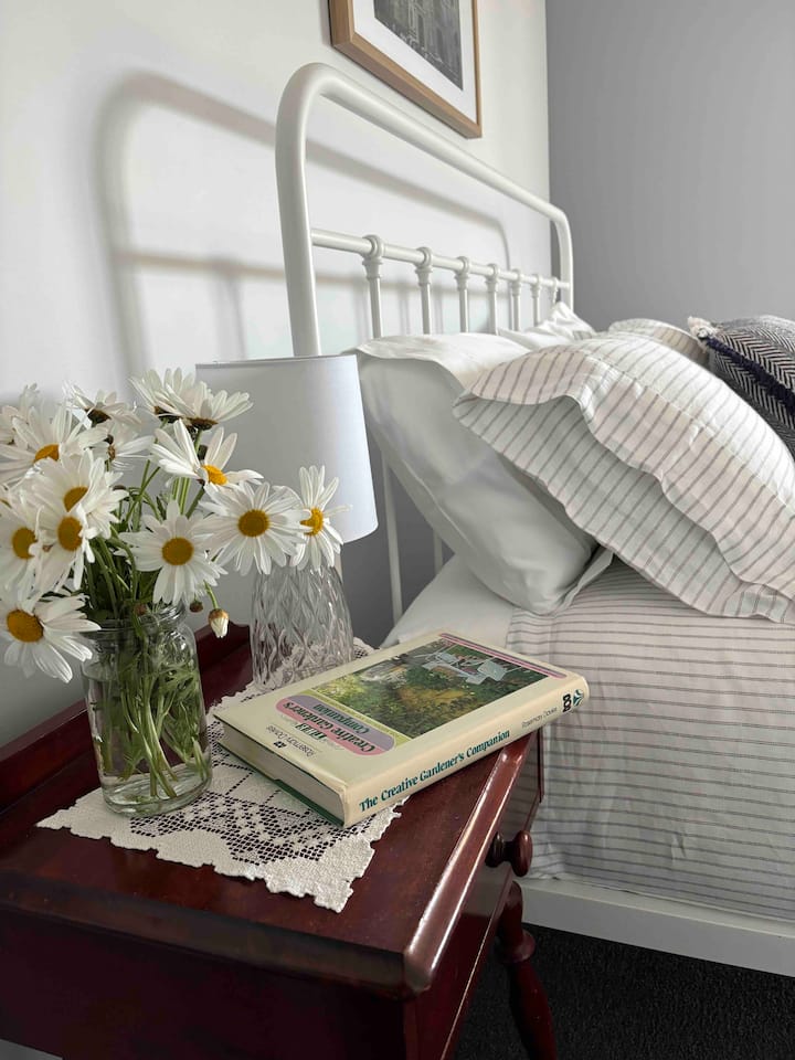 Chumba cha kwanza cha kulala - kitanda cha ukubwa wa malkia, vazi na vazi la kuingia