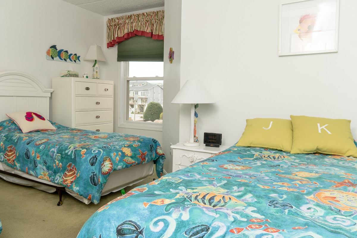 Spavaća soba za goste s tri kreveta za jednu osobu