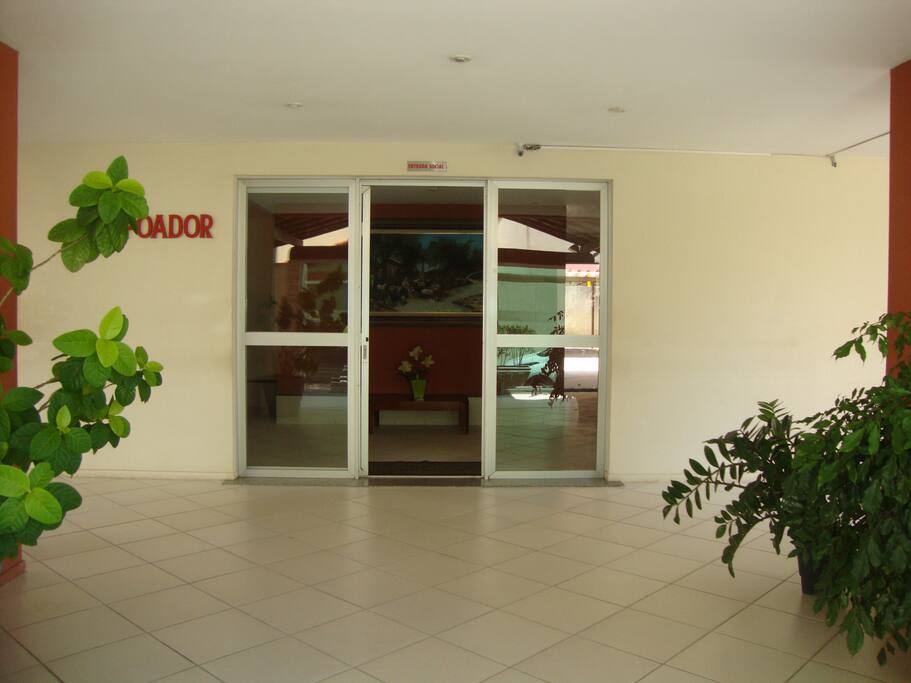 Entrada do prédio. Acolhedor.